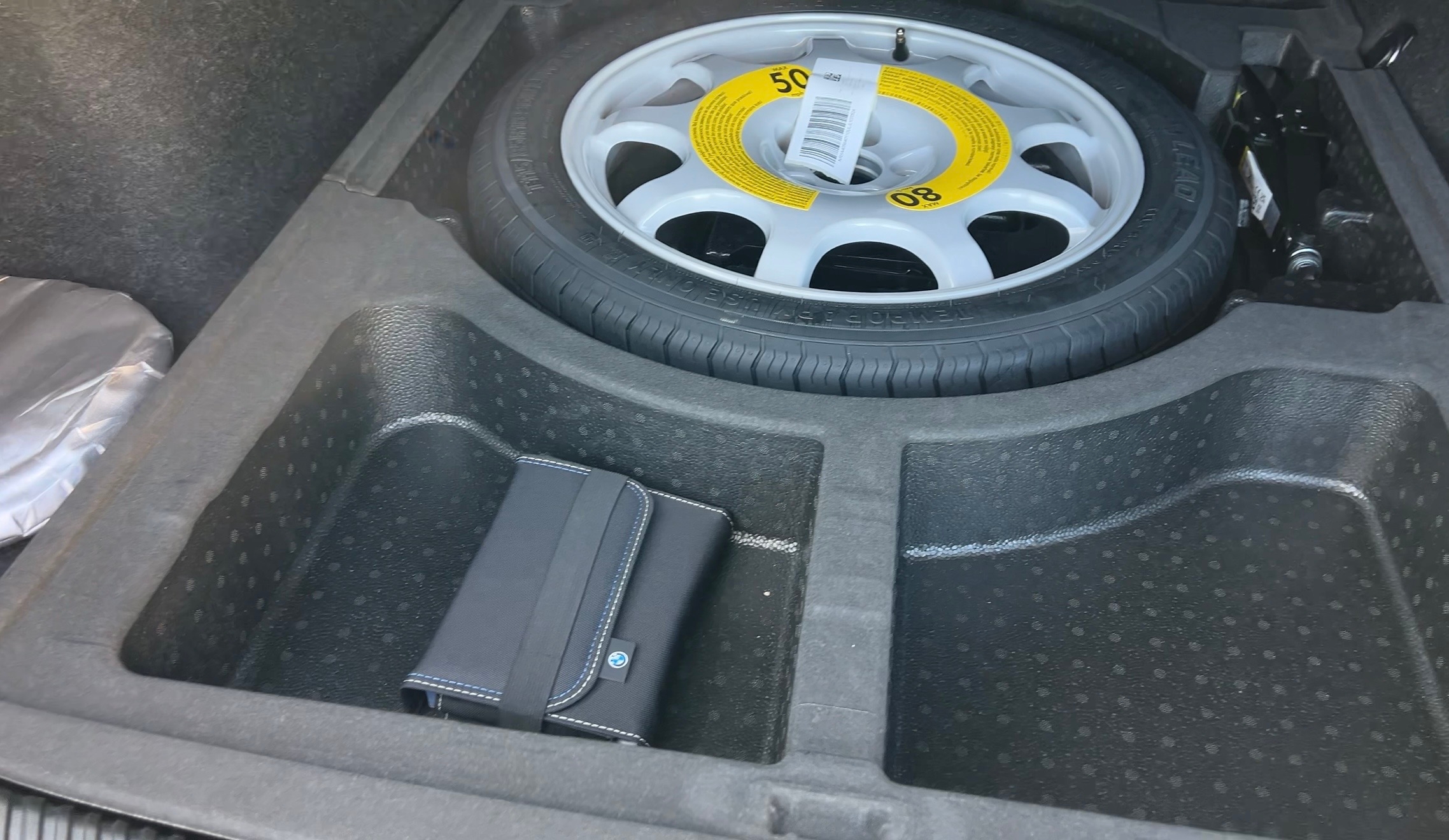Hellgrün BMW 530i M Sport 2025